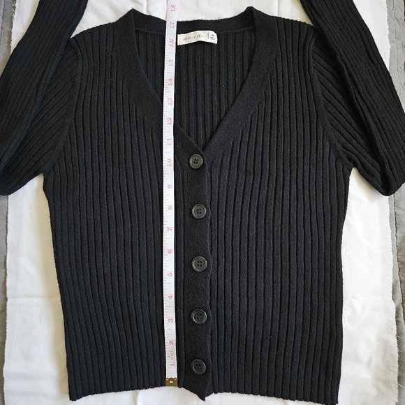 Black Ribbed V-neck Button-Up Cardigan - Picture 7 of 7